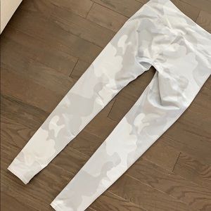 Alo Light Camo Leggings!